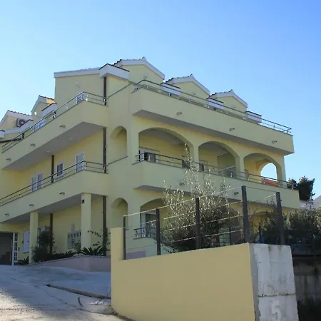 Apartment Family Friendly Apartments With A Swimming Pool Okrug Gornji, Ciovo - 8626 *