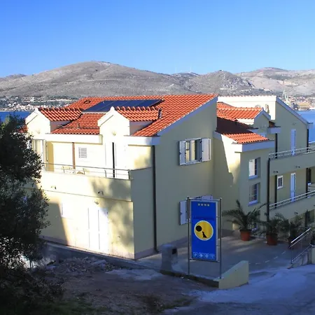 شقة Family Friendly With A Swimming Pool Okrug Gornji, Ciovo - 8626