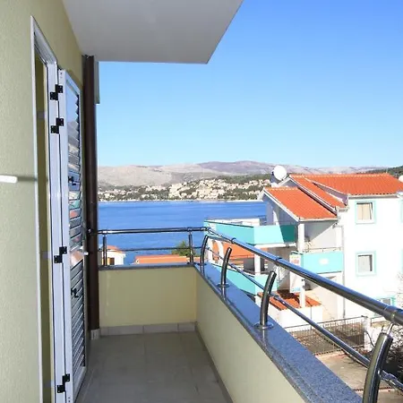 Family Friendly With A Swimming Pool Okrug Gornji, Ciovo - 8626 公寓 特罗吉尔