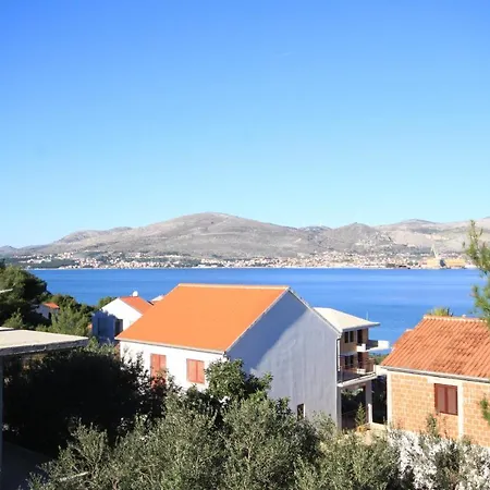 Family Friendly With A Swimming Pool Okrug Gornji, Ciovo - 8626 شقة تروغير