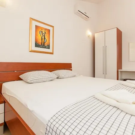 Family Friendly With A Swimming Pool Okrug Gornji, Ciovo - 8626 شقة تروغير