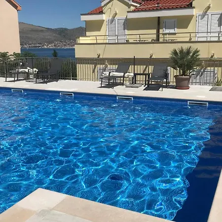 شقة Family Friendly With A Swimming Pool Okrug Gornji, Ciovo - 8626 تروغير
