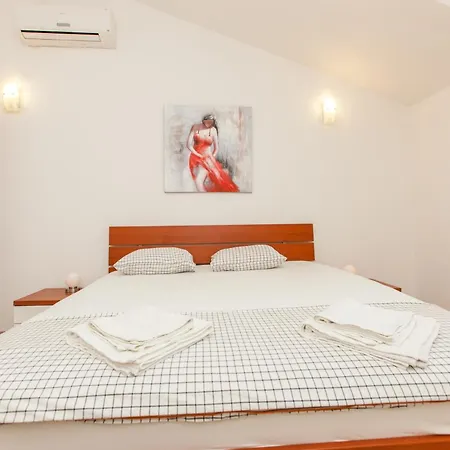 Family Friendly With A Swimming Pool Okrug Gornji, Ciovo - 8626 公寓 特罗吉尔